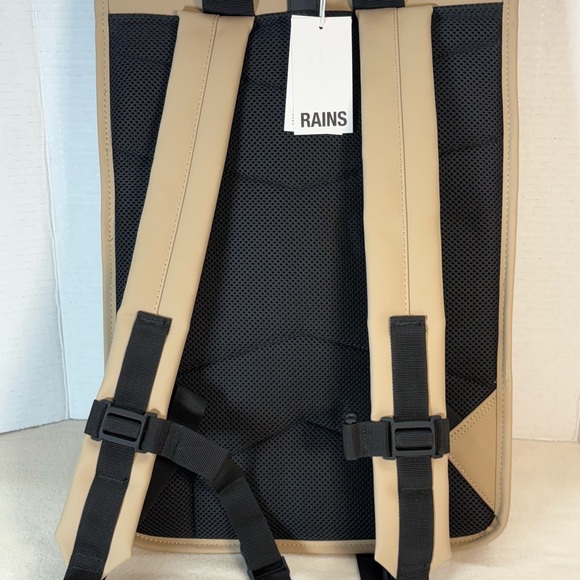 NWT RAINS Rolltop Rucksack Backpack Waterproof Travel Tan Outdoor Chest Strap - Picture 5 of 6